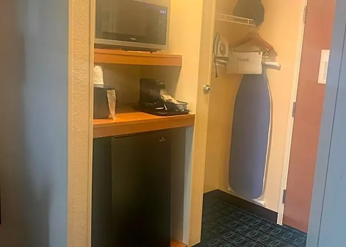 Fairfield Kankakee Hotel 3*
